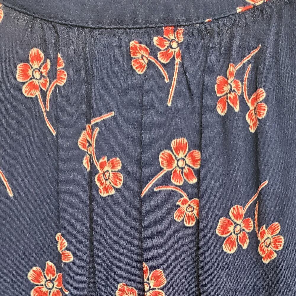 Liz Claiborne Button Down Flowy Blue with Red Flowers Sleeveless Size Medium - Picture 5 of 6